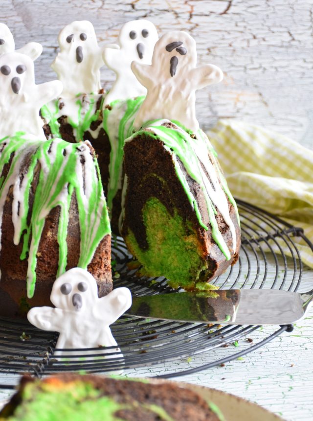 Halloween-Guglhupf mit Zuckergeistern