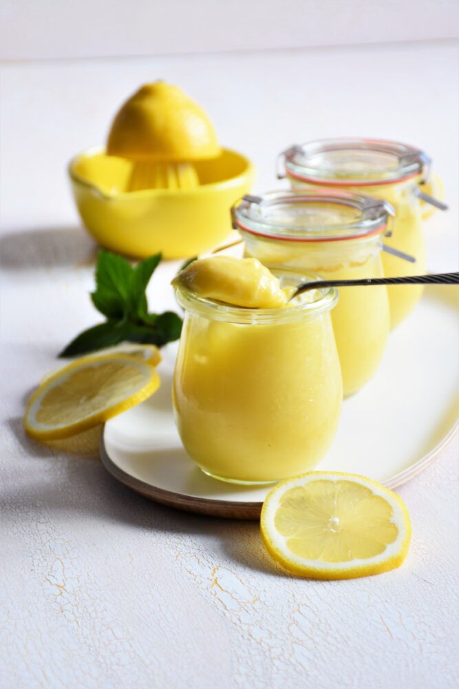 Fructosearmes Lemoncurd im Glas mit Löffel