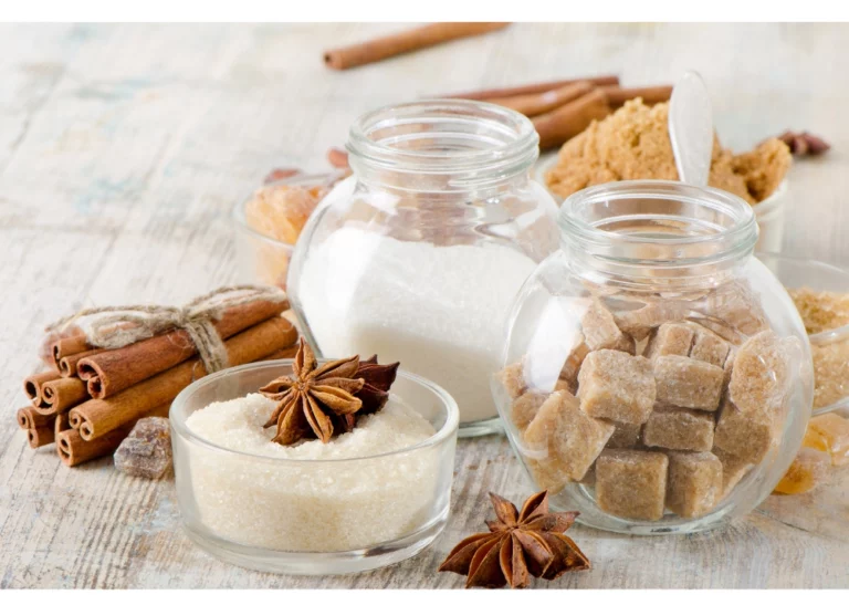 Verschiedene Zuckerarten Saccharose in Gläsern, die bei einer Fructoseintoleranz nicht verträglich sind.