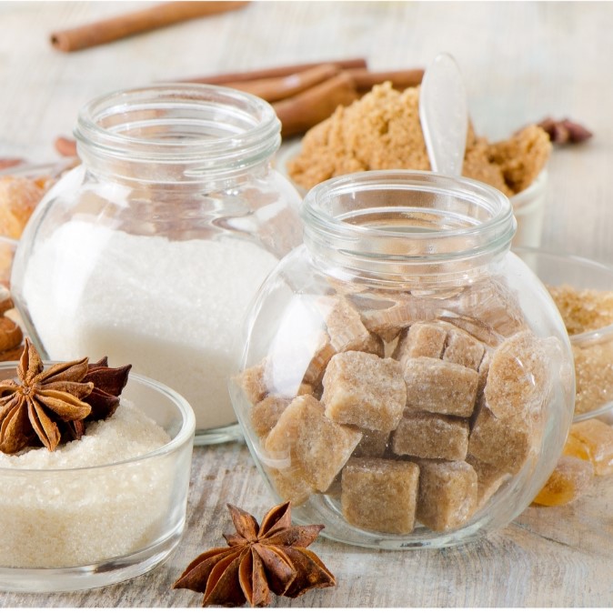 Verschiedene Zuckerarten Saccharose in Gläsern, die bei einer Fructoseintoleranz nicht verträglich sind.