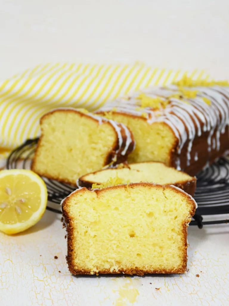 Zitronenkuchen mit Guss auf Kuchengitter