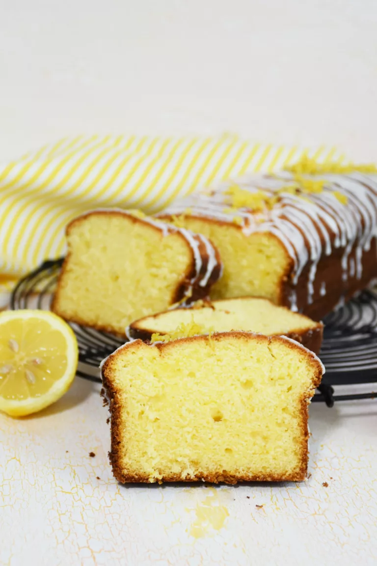 Zitronenkuchen mit Guss auf Kuchengitter