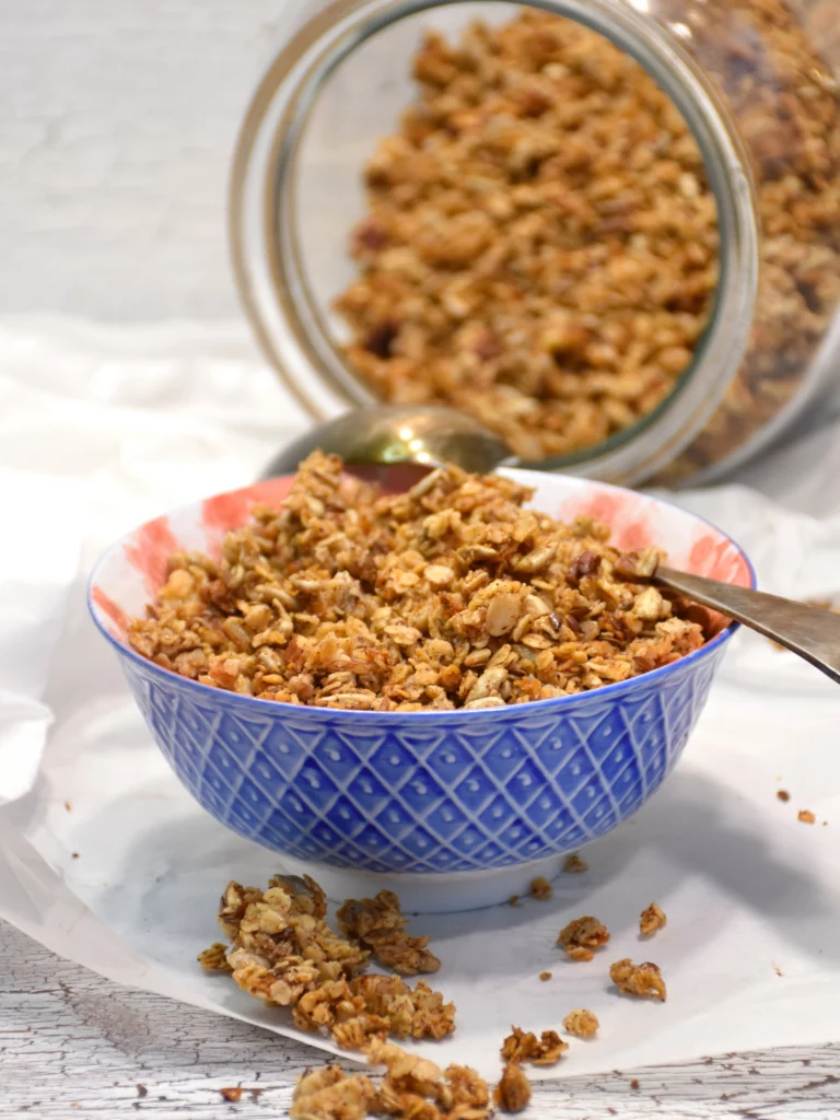 Knuspriges Hafergranola fast fructosefrei in Schüssel mit Löffel.