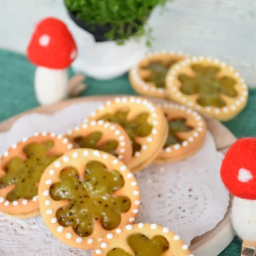 Kekse in Form von Kleeblättern als Glücksbringer zu Neujahr