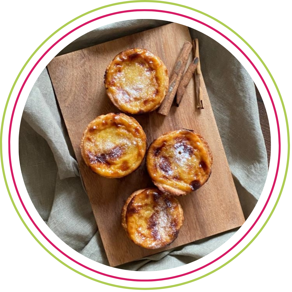 Pastéis de nata auf Holzbrett