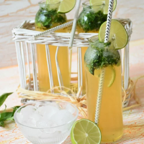 Fructosearmer Sommercocktail mit Honix, Limette und Basilikum in Falschen und Strohhalm