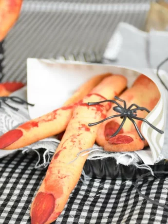 Fructosearme Mürbteig-Plätzchen in Form von abgehackten Fingern zu Halloween