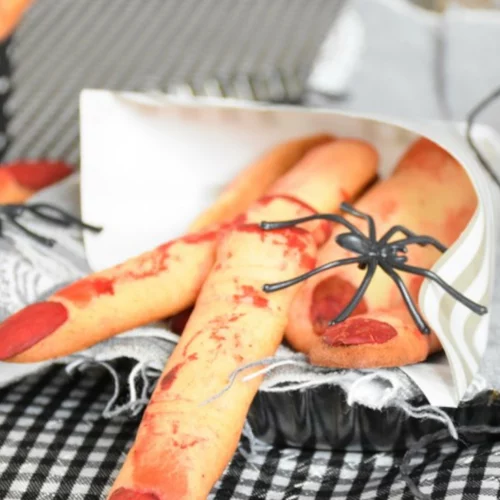 Fructosearme Mürbteig-Plätzchen in Form von abgehackten Fingern zu Halloween