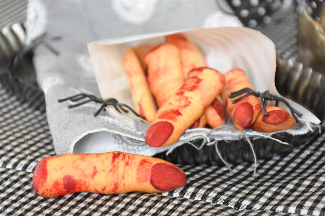 Fructosearme Mürbteig-Plätzchen in Form von abgehackten Fingern zu Halloween