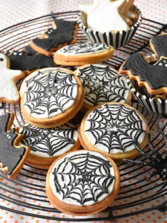 Fructosefreie Kekse und Plätzchen für Halloween mit Spinnennetzmuster und in Form von Geistern auf Kuchengitter