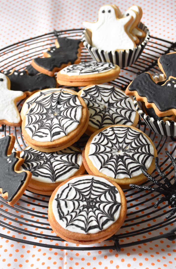 Fructosefreie Kekse und Plätzchen für Halloween mit Spinnennetzmuster und in Form von Geistern auf Kuchengitter