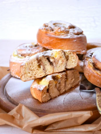 Fructosearme Hefeschnecken mit Vanillepuddingfülle und Zimt auf Holzteller