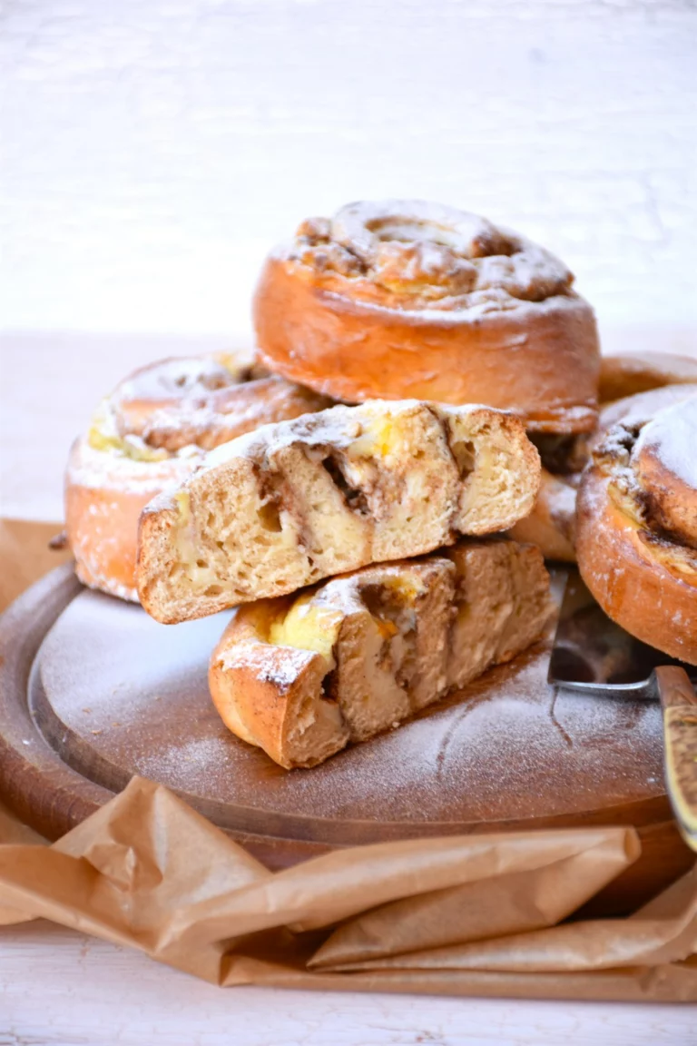 Fructosearme Hefeschnecken mit Vanillepuddingfülle und Zimt auf Holzteller