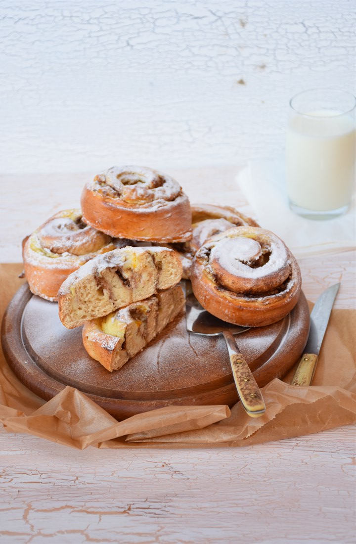 Fructosearme Hefeschnecken mit Vanillepuddingfülle und Zimt auf Holzteller