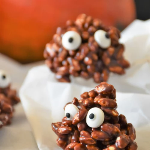 gruselige Madenhäufchen aus Reispops für Halloween