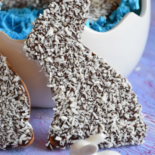 Hase aus Mürbteig mit Schokolade und Kokosstreusel