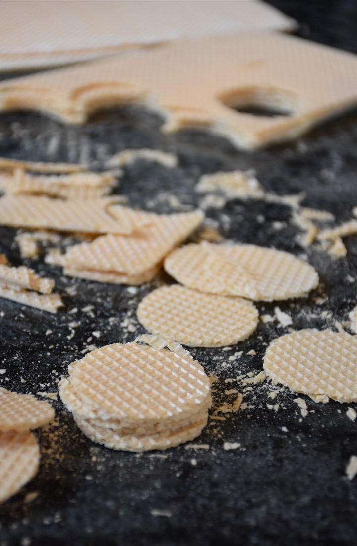 Waffelblätter in Kreise gestochen für Zubereitung von Schaumküssen, auf der Arbeitsplatte