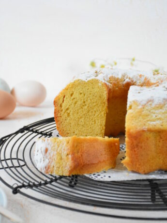 Eierlikörkuchen ohne Fructose auf Kuchengitter