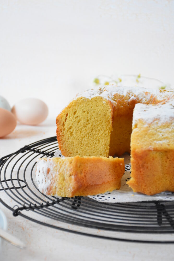 Eierlikörkuchen ohne Fructose auf Kuchengitter