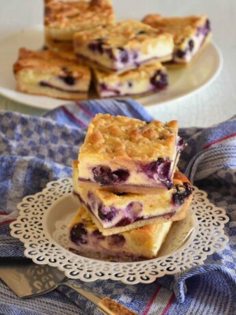 Heidelbeer-Topfen-Streuselkuchen, fructosearm, auf Teller mit blauem Tuch