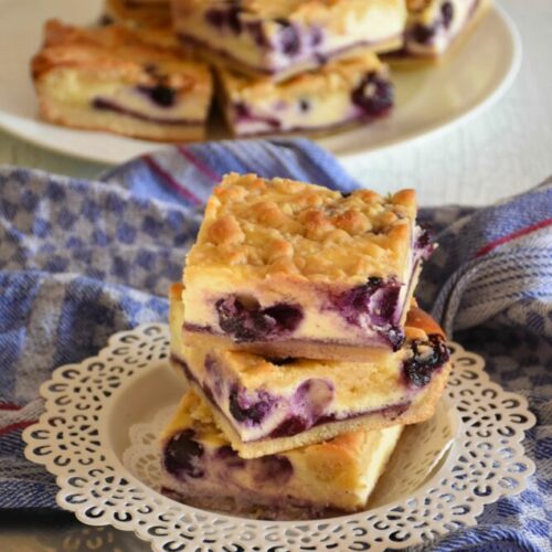 Heidelbeer-Topfen-Streuselkuchen, fructosearm, auf Teller mit blauem Tuch