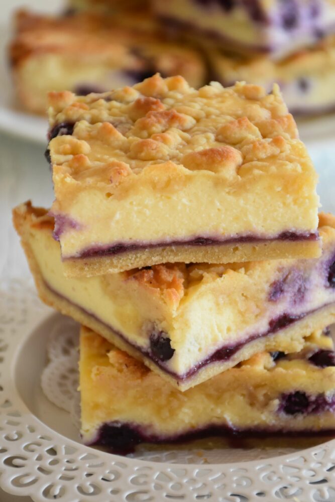 Heidelbeer-Topfen-Streuselkuchen, fructosearm, auf Teller mit blauem Tuch