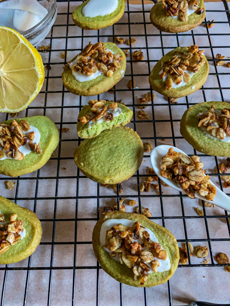 Matcha-Plätzchen ohne Fructose auf Backgitter