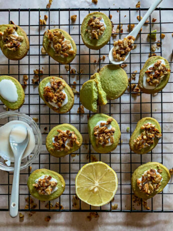 Matcha-Plätzchen ohne Fructose auf Backgitter