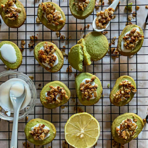 Matcha-Plätzchen ohne Fructose auf Backgitter