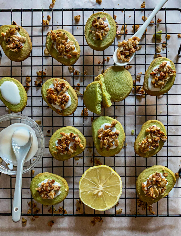 Matcha-Plätzchen ohne Fructose auf Backgitter