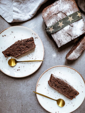 Lebkuchen-Kuchen, Kakaokuchen mit Lebkuchengewürz auf Teller angerichtet