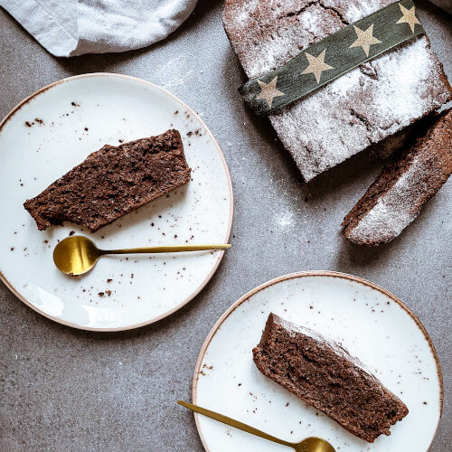 Lebkuchen-Kuchen, Kakaokuchen mit Lebkuchengewürz auf Teller angerichtet