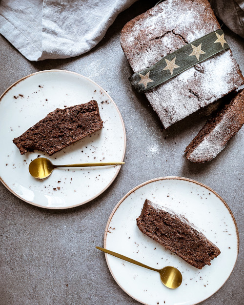 Lebkuchen-Kuchen, Kakaokuchen mit Lebkuchengewürz auf Teller angerichtet