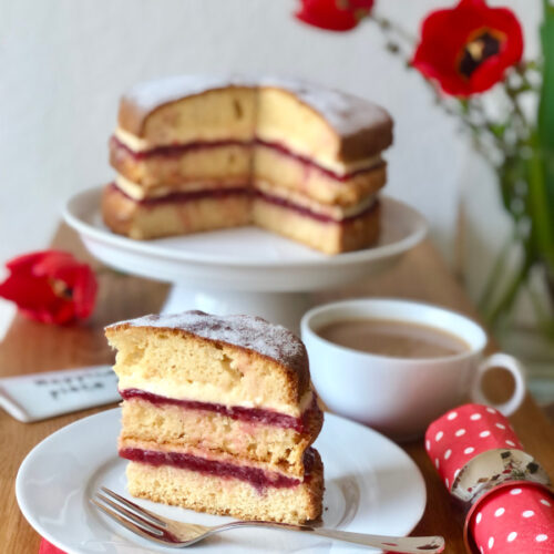 Victoria´s Sponge Kuchen auf Tortenteller aufgeschnitten