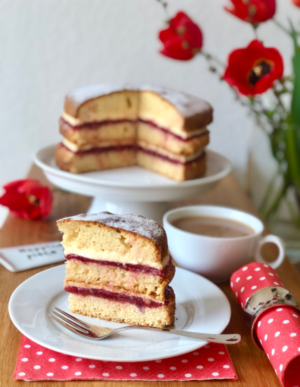 Victoria´s Sponge Kuchen auf Tortenteller aufgeschnitten