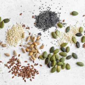 Samen und Kerne bei Fructoseintoleranz, Kürbiskerne, Sesam, Leinsamen, Mohn und Pinienkerne ausgestreut