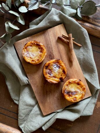 Pasteis de nata, auf Holzbrett mit Tuch