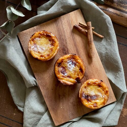 Pasteis de nata, auf Holzbrett mit Tuch