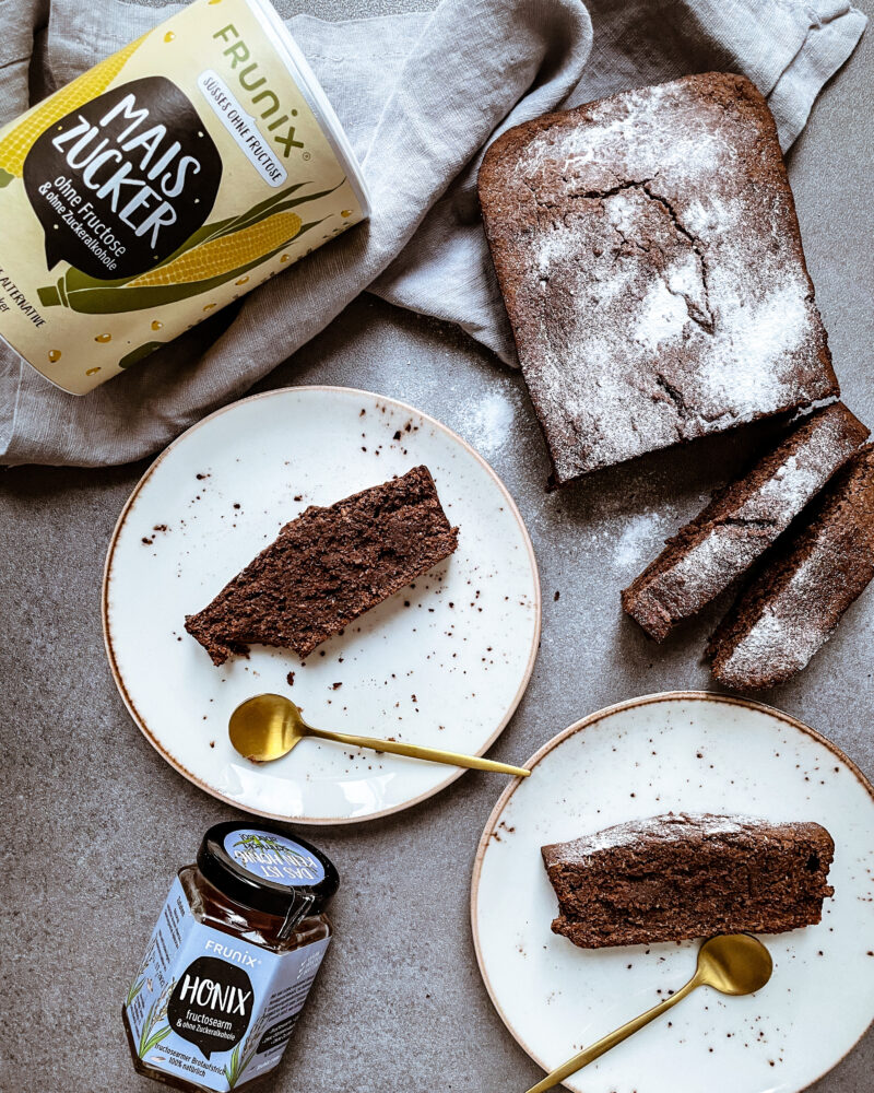 Lebkuchen-Kuchen, Kakaokuchen mit Lebkuchengewürz auf Teller angerichtet