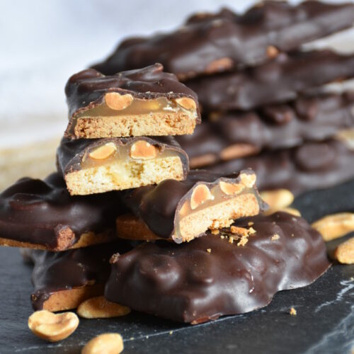 Nussriegel wie Snieckers, selbst gemacht auf schwarzem Steinbrett, ohne Fructose, glutenfrei