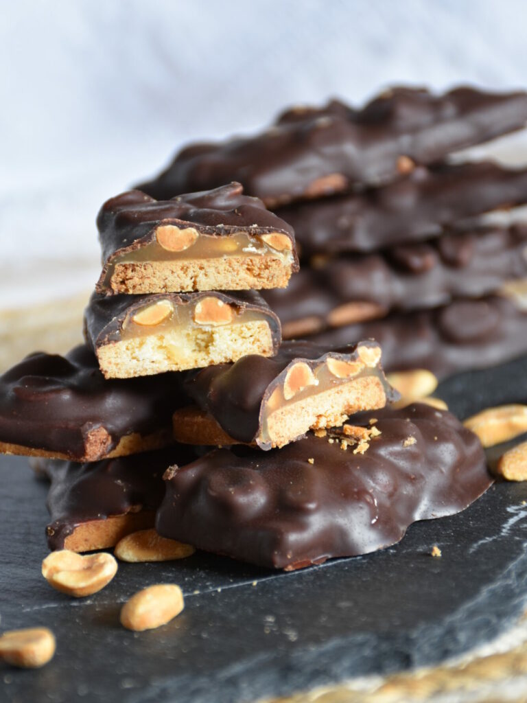 Nussriegel wie Snieckers, selbst gemacht auf schwarzem Steinbrett, ohne Fructose, glutenfrei