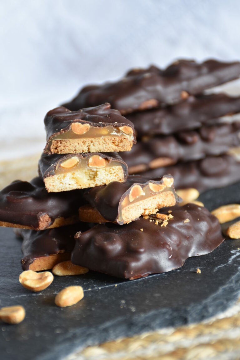 Nussriegel wie Snieckers, selbst gemacht auf schwarzem Steinbrett, ohne Fructose, glutenfrei