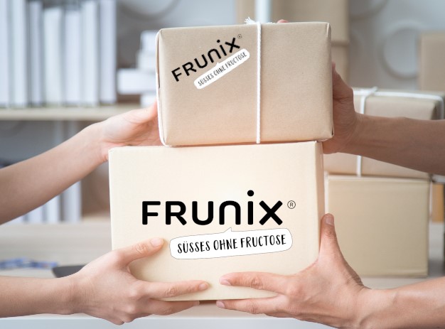 Versandkosten, Hände überreichen zwei FRUNIX-Pakete