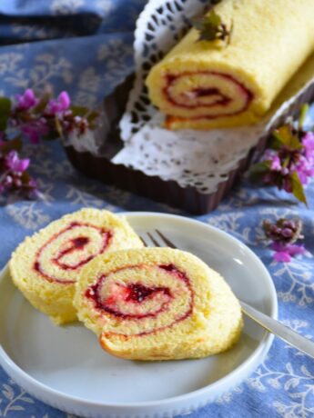 Biskuitroulade mit Cranberrymarmeladen Fülle, ohne Fructose und ohne Gluten