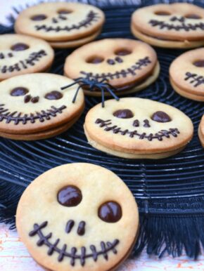 Einfache Muerbteigkekse mit Schoko-Nussfuelle für Halloween