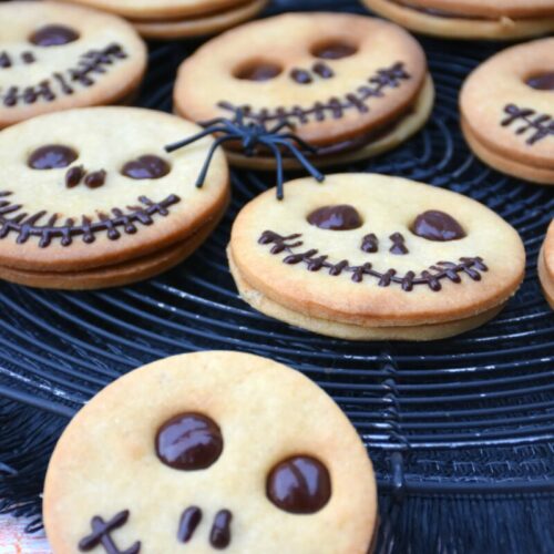 Einfache Muerbteigkekse mit Schoko-Nussfuelle für Halloween