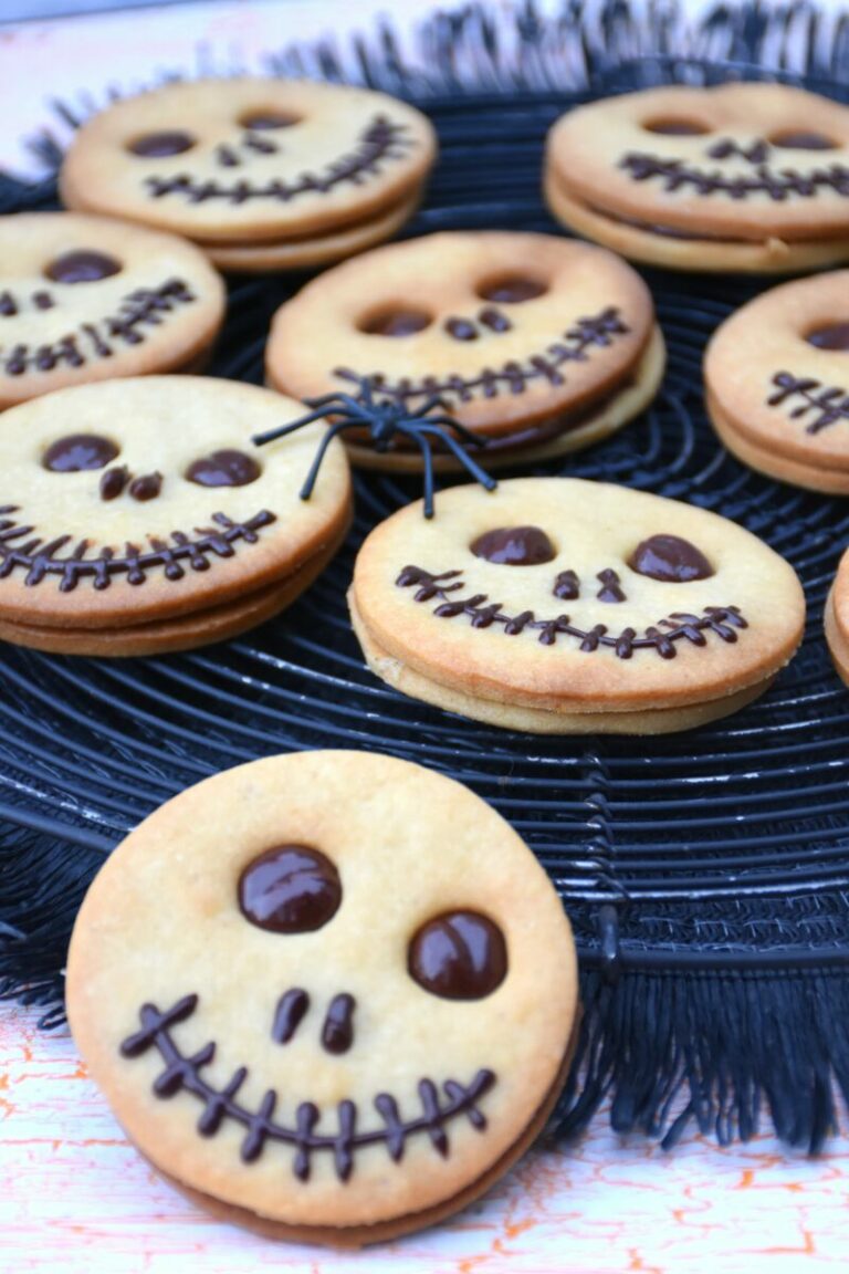 Einfache Muerbteigkekse mit Schoko-Nussfuelle für Halloween