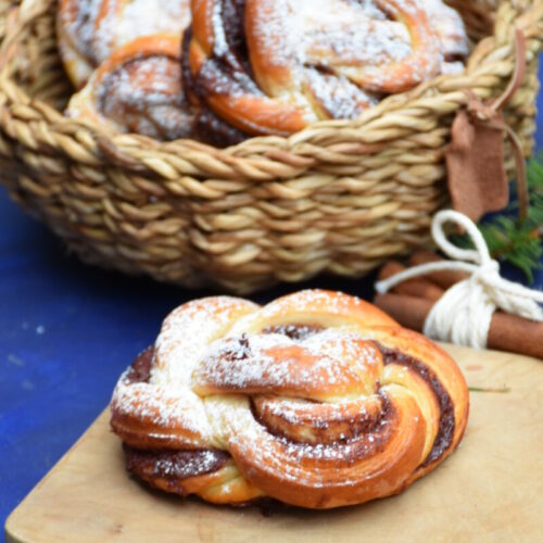 Fructosefreie Zimtknoten aus Hefeteig auf einem Holzbrett