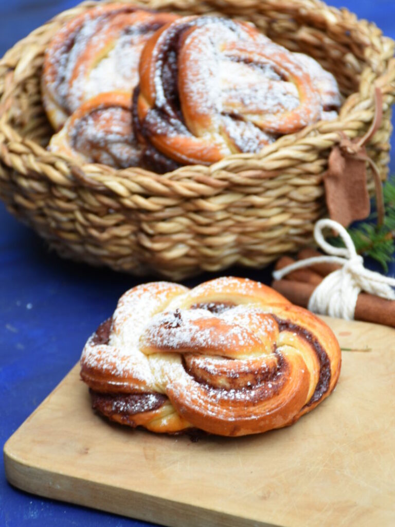 Fructosefreie Zimtknoten aus Hefeteig auf einem Holzbrett