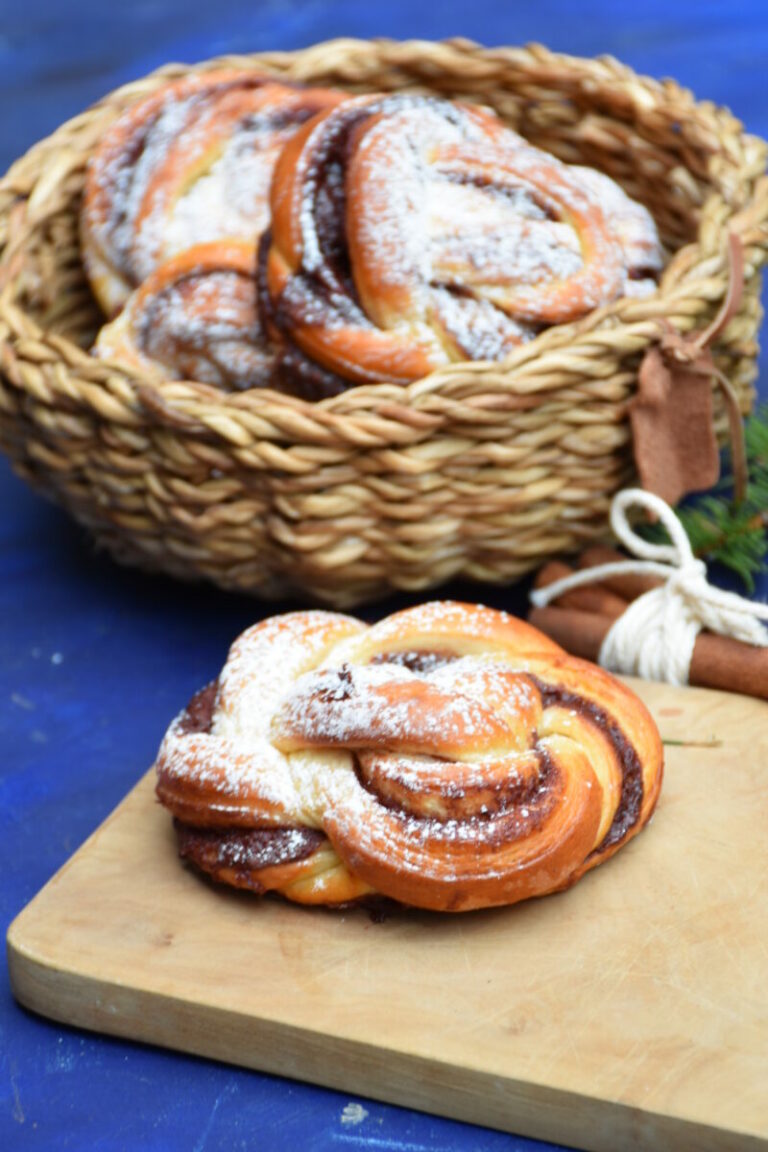 Fructosefreie Zimtknoten aus Hefeteig auf einem Holzbrett